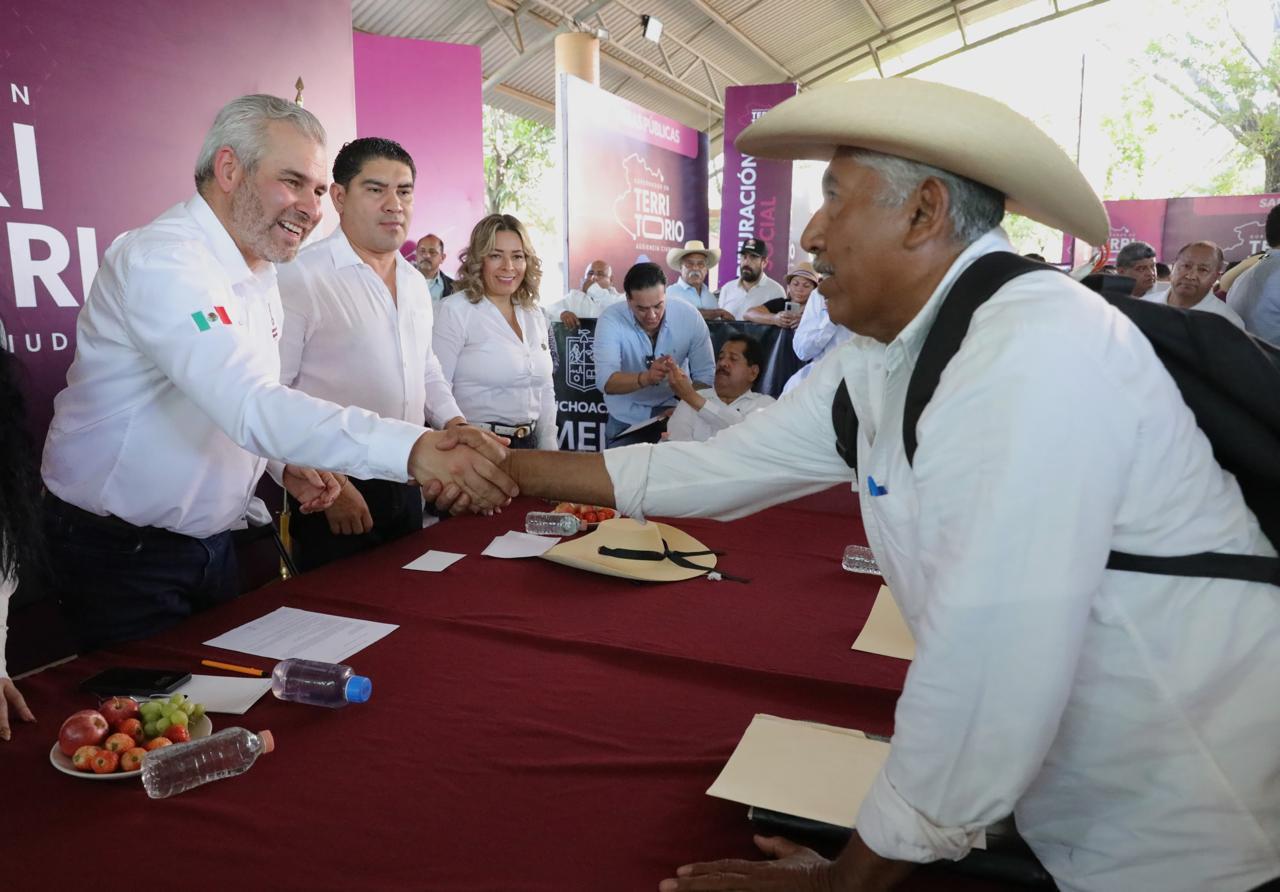 En Huetamo, Bedolla atendió 265 peticiones de vivienda, educación y créditos para negocios