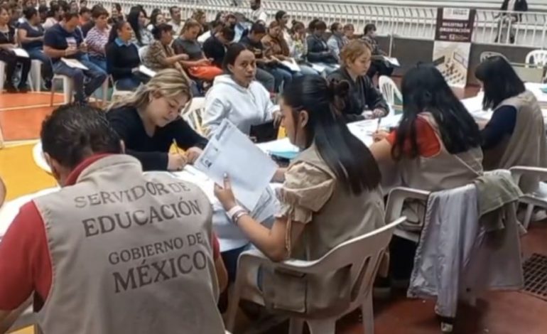 Exitosa entrega de tarjetas de la beca Rita Zetina en la Secundaria Federal Nicolás Romero de Zitácuaro
