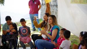 Festeja Brissa Arroyo a niñas y niños en comunidad rural de Tzitzio