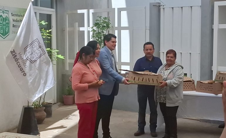 Toño Ixtlahuac entrega 5 mil aves de traspatio a 10 tenencias del municipio de Zitácuaro