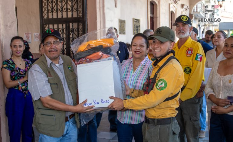 Jeovana Alcántar, entregó uniformes, protección personal y equipo para la brigada 412 de protección forestal.