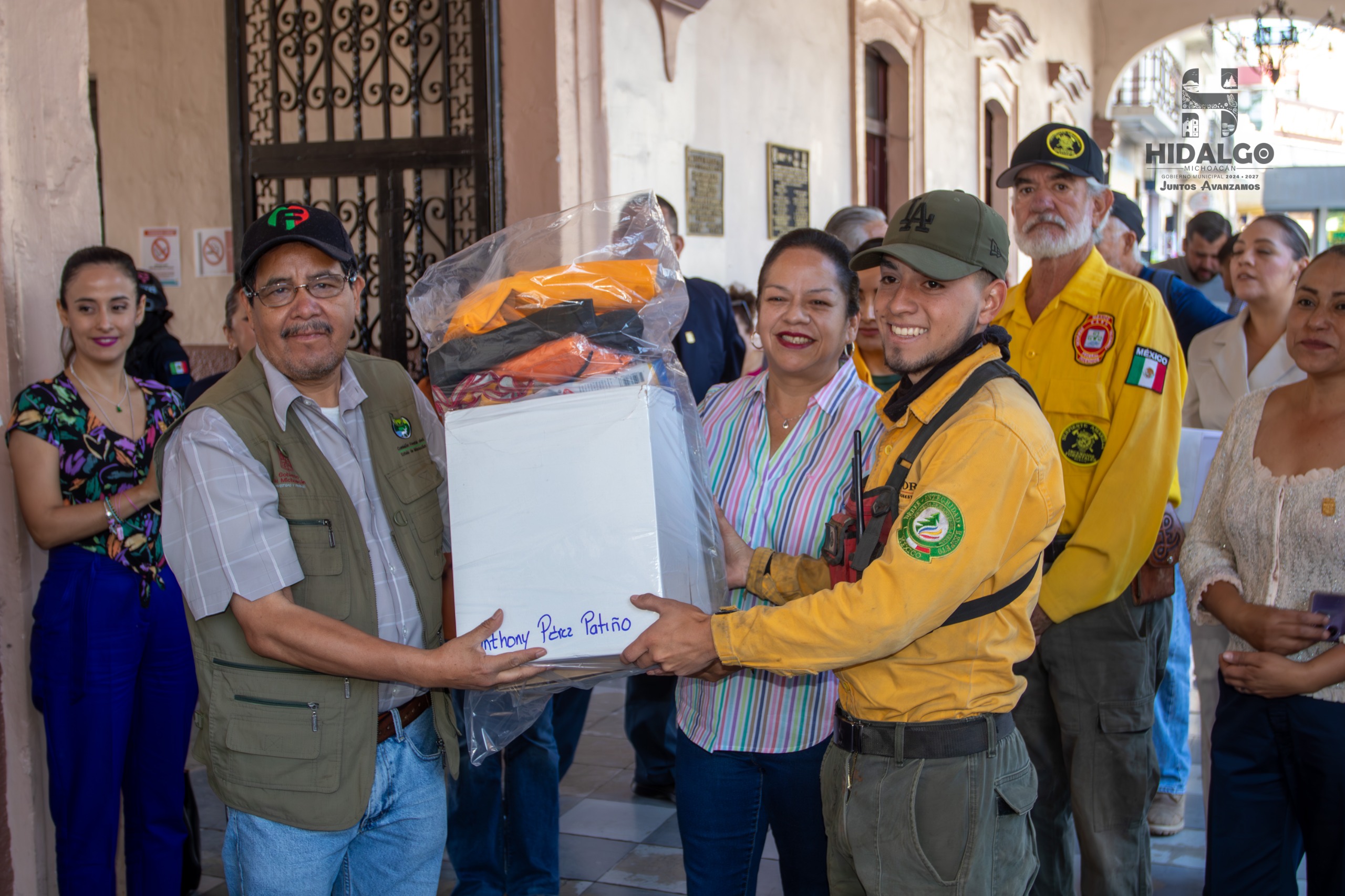 Jeovana Alcántar, entregó uniformes, protección personal y equipo para la brigada 412 de protección forestal.