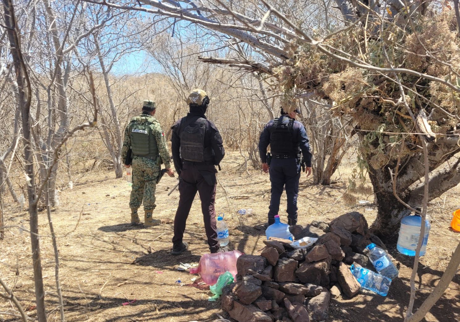 En Apatzingán, localizan 3 campamentos clandestinos.