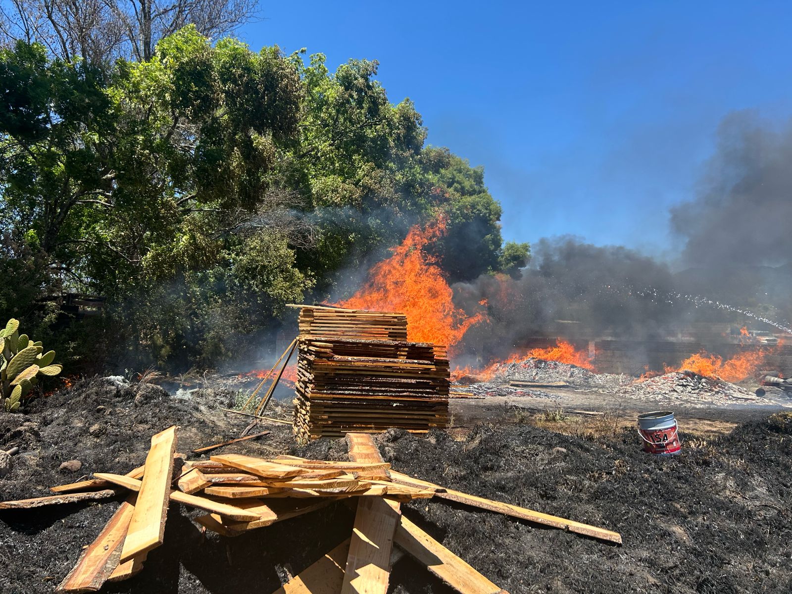 Incendio  en Cd. Hidalgo: Arpillas de Madera y Remolque Reducidos a Cenizas.