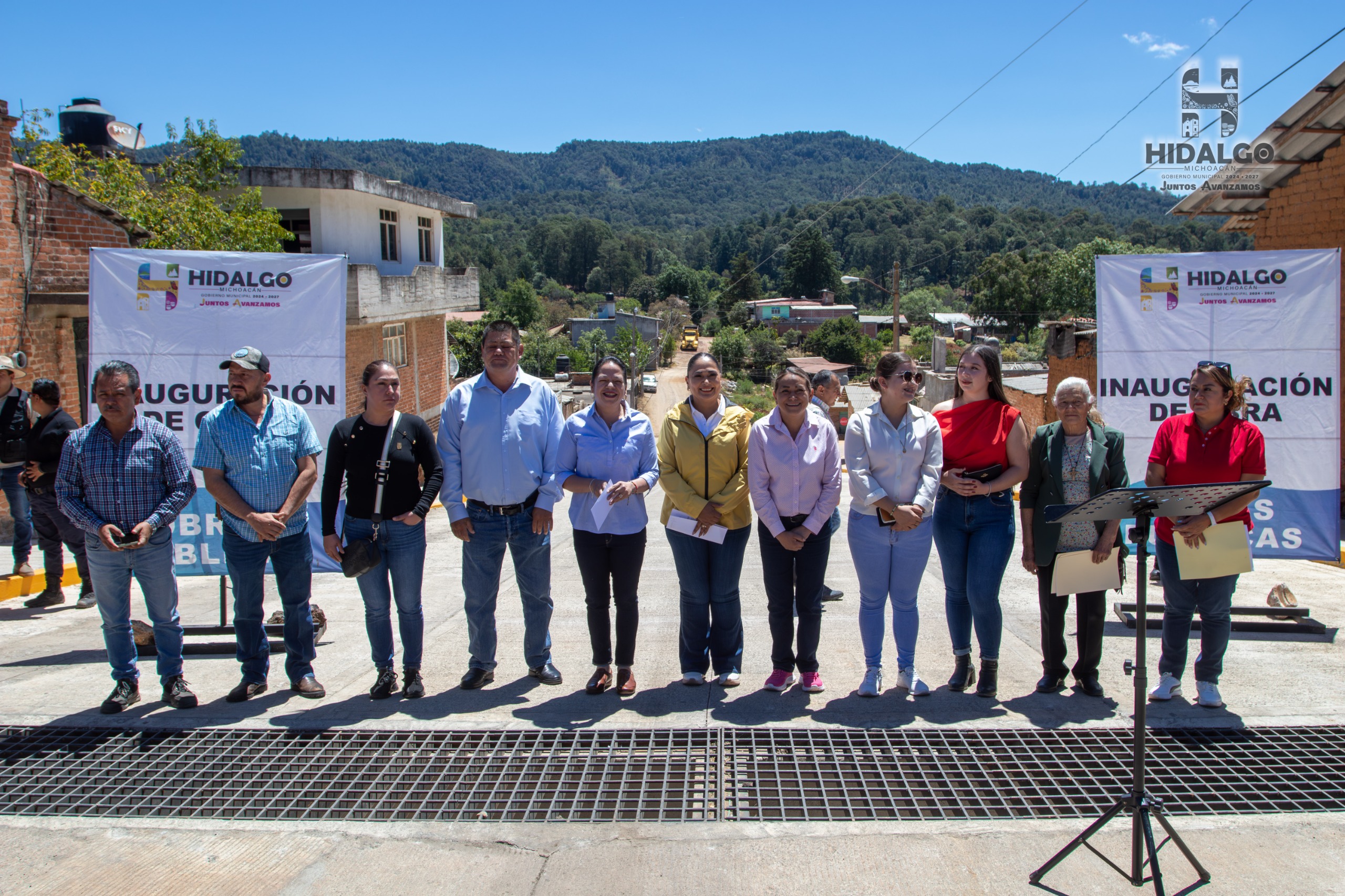 En Gira de Trabajo, Jeovana Alcántar, inauguró la pavimentación hidráulica de la Calle República del Salvador Oriente de San Antonio Villalongín.