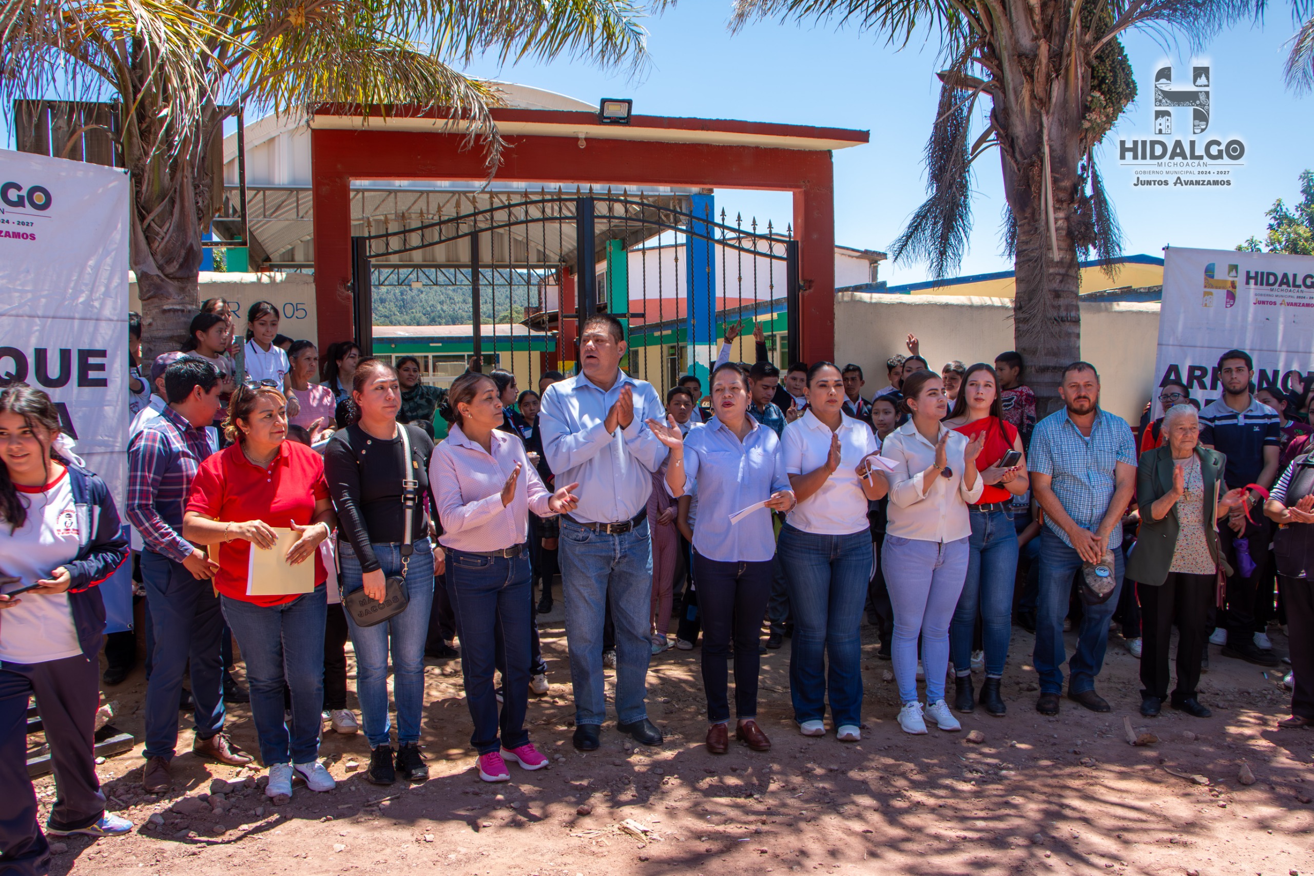 Jeovana Alcántar, arrancó los trabajos de pavimentación hidráulica en la calle Santo Domingo de la Tenencia de San Antonio Villalongín.