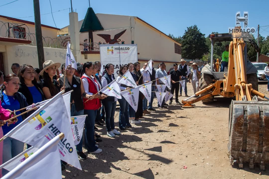 Jeovana Alcántar, dio el banderazo de inicio a los trabajos de pavimentación hidráulica en la Calle Ignacio Zaragoza de la Tenencia de Agostitlán.