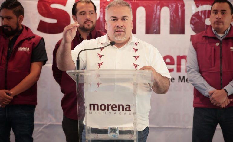 Jesús Mora cuestiona el actuar de Barragán tras aprobación del término “Gobernadora” en la Constitución de Michoacán.