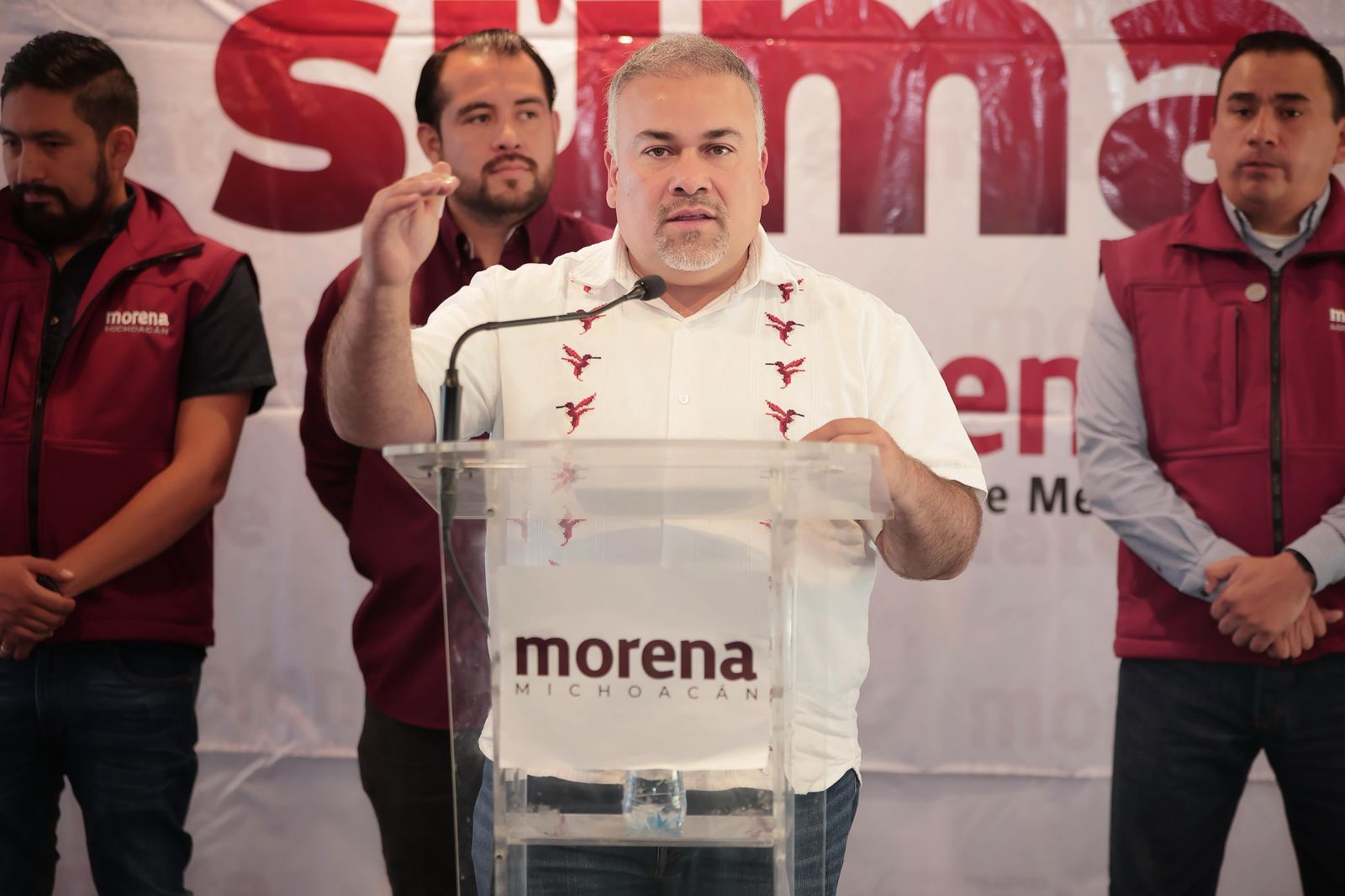 Jesús Mora cuestiona el actuar de Barragán tras aprobación del término “Gobernadora” en la Constitución de Michoacán.