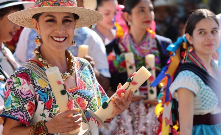 Con tradicional desfile inicia Tianguis Artesanal de Domingo de Ramos en Uruapan.
