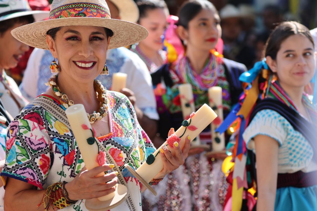 Con tradicional desfile inicia Tianguis Artesanal de Domingo de Ramos en Uruapan.
