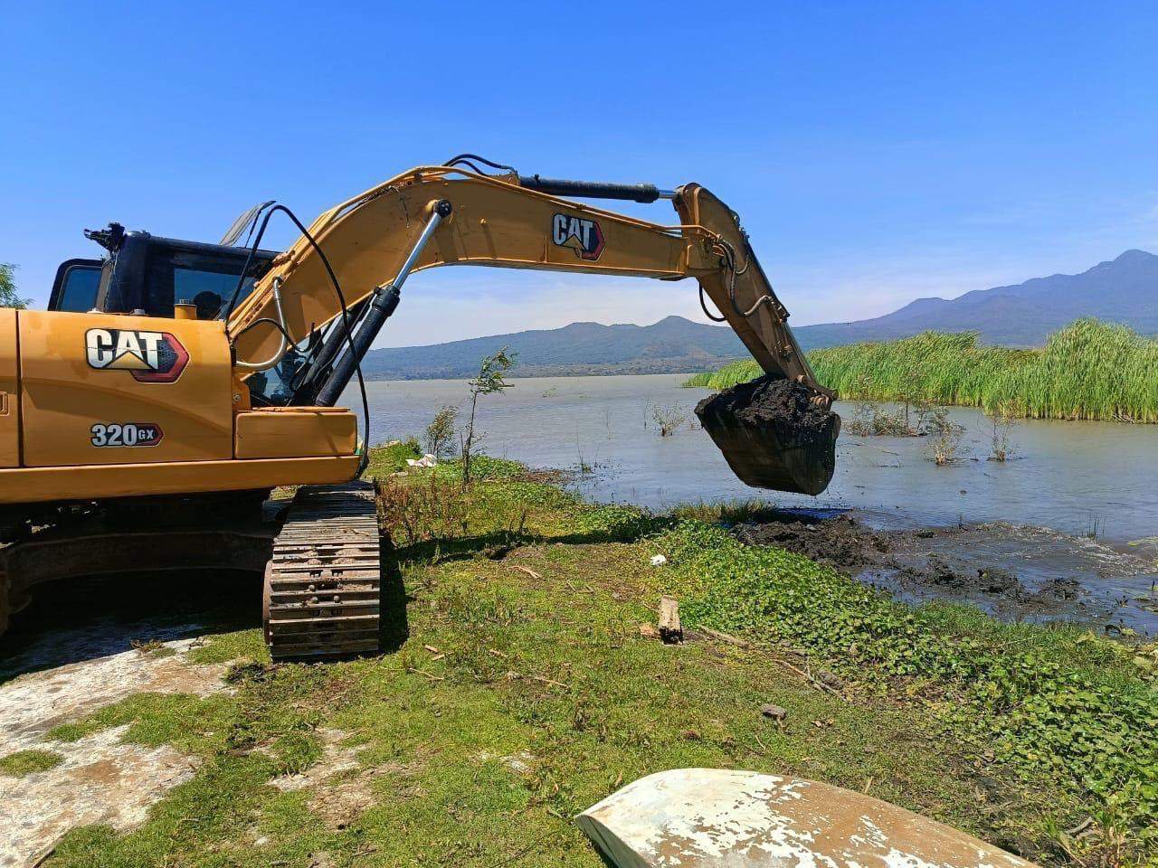 Maquinaria especializada limpia el lago de Pátzcuaro para continuar con su rescate.