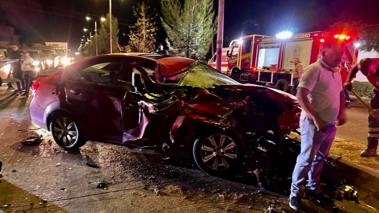 Accidente en la Carretera Zitácuaro-Toluca Deja Dos Hombres Atrapados.