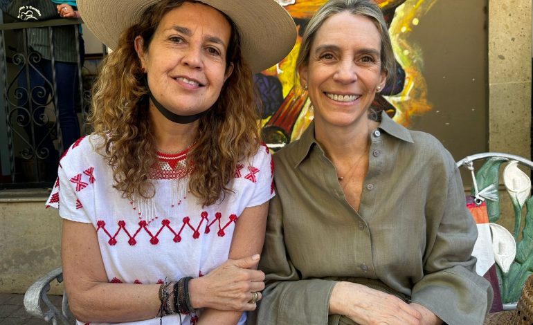 Turistas y visitantes viven la magia del Tianguis Artesanal de Uruapan.