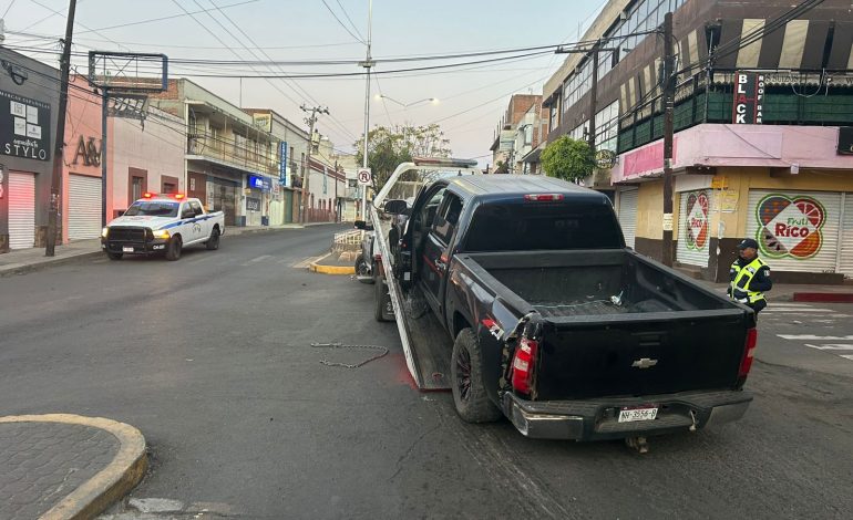 Perdidas materiales al chocar una camioneta en la Av. Morelos de CdHidalgo.