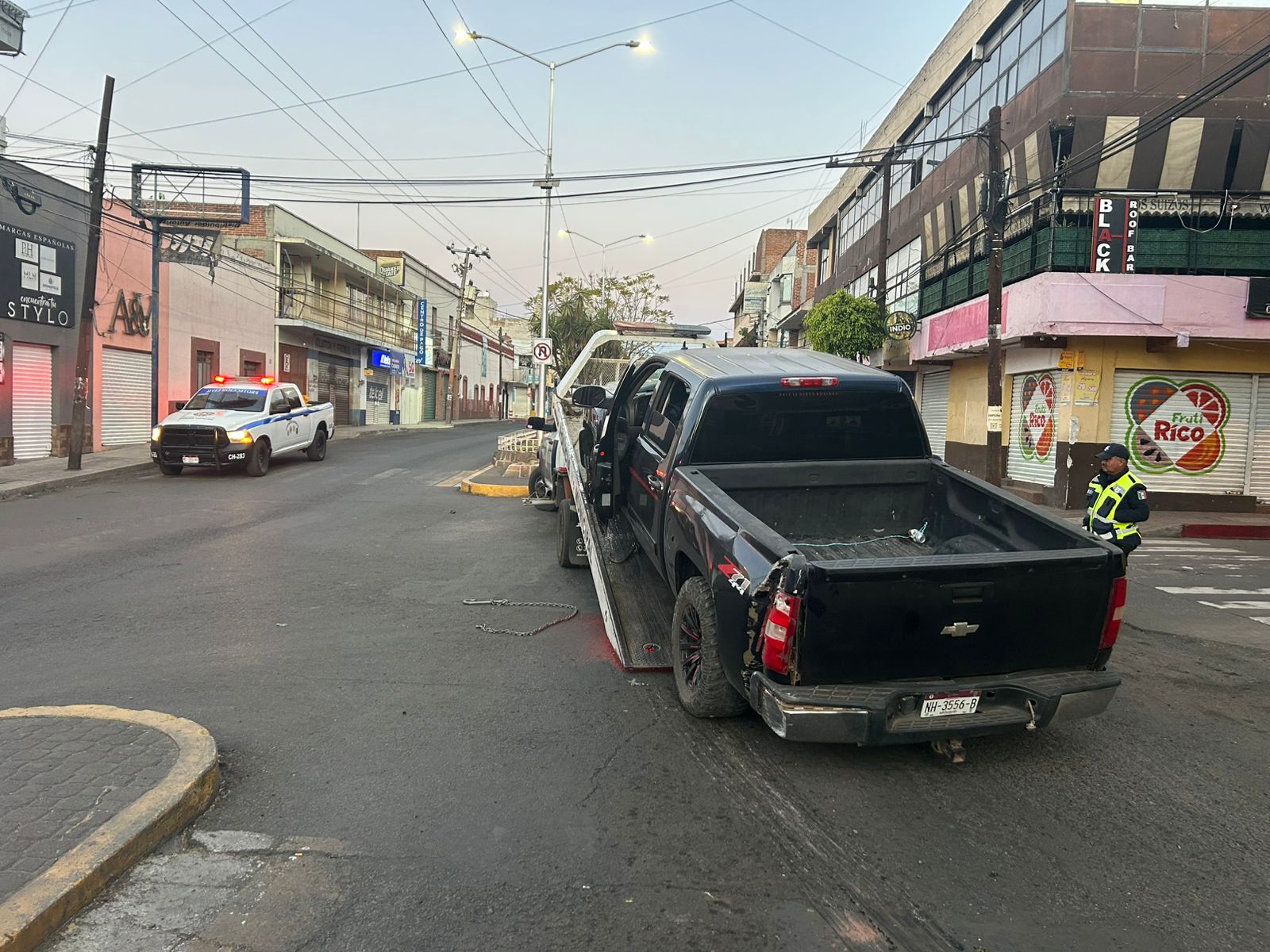 Perdidas materiales al chocar una camioneta en la Av. Morelos de CdHidalgo.