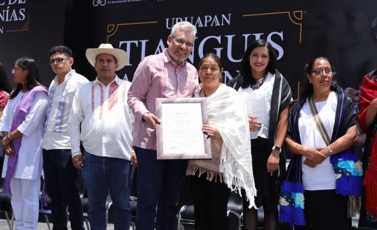 Bedolla premia a ganadores del Concurso Estatal de Artesanías.
