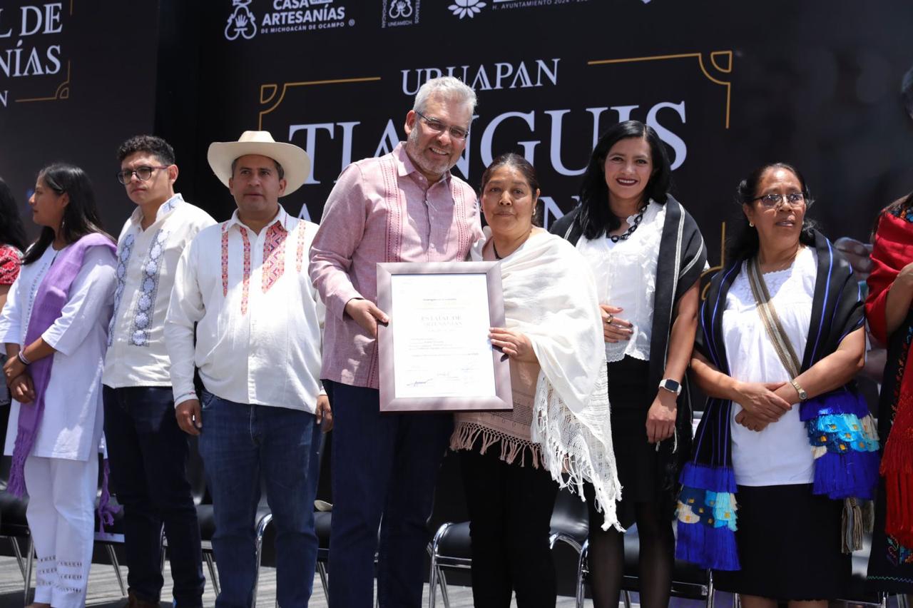 Bedolla premia a ganadores del Concurso Estatal de Artesanías.