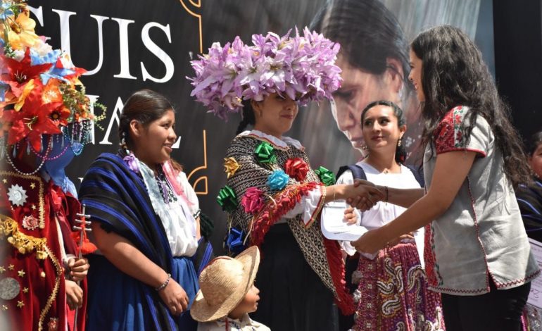 Michoacán reconoce labor por preservación de indumentaria tradicional.
