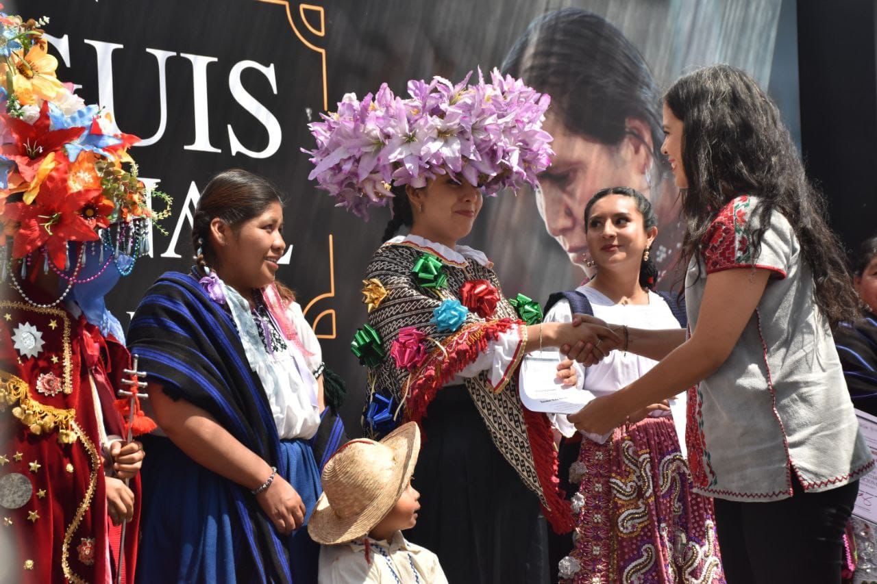 Michoacán reconoce labor por preservación de indumentaria tradicional.