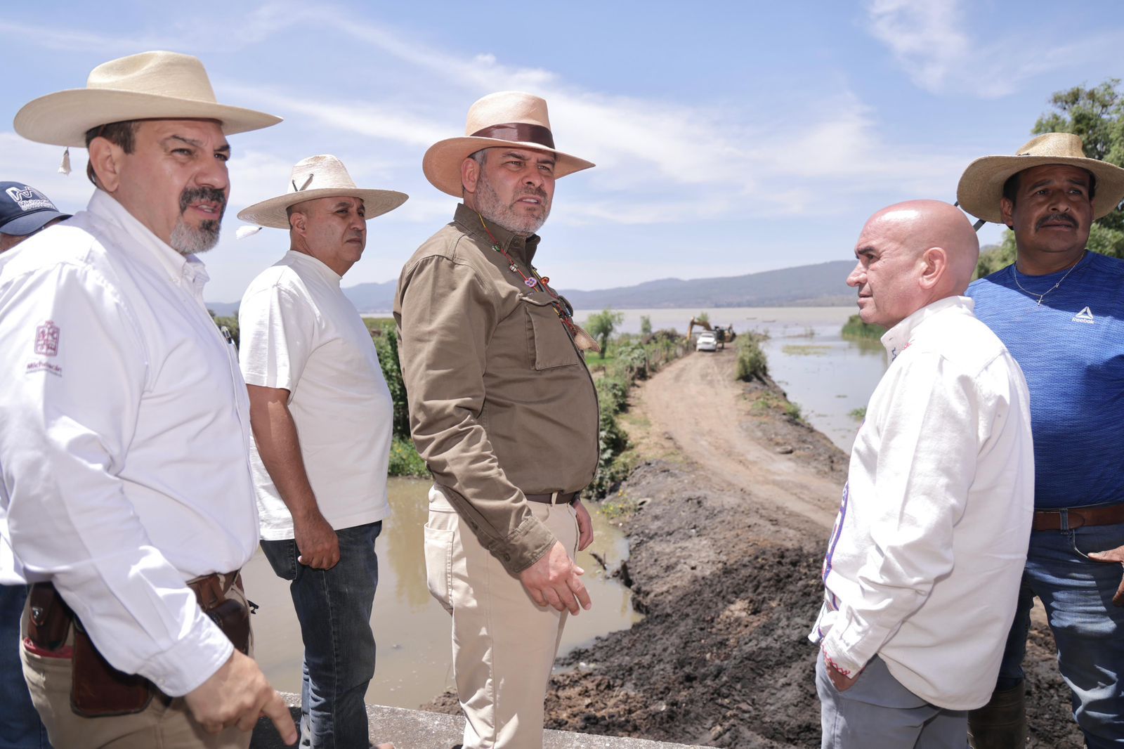 Supervisa Bedolla trabajos para el rescate del lago de Pátzcuaro.

