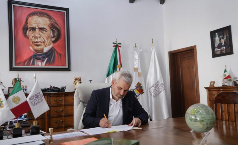 Firma Bedolla decreto que prohíbe espectáculos públicos que promuevan la apología del delito.