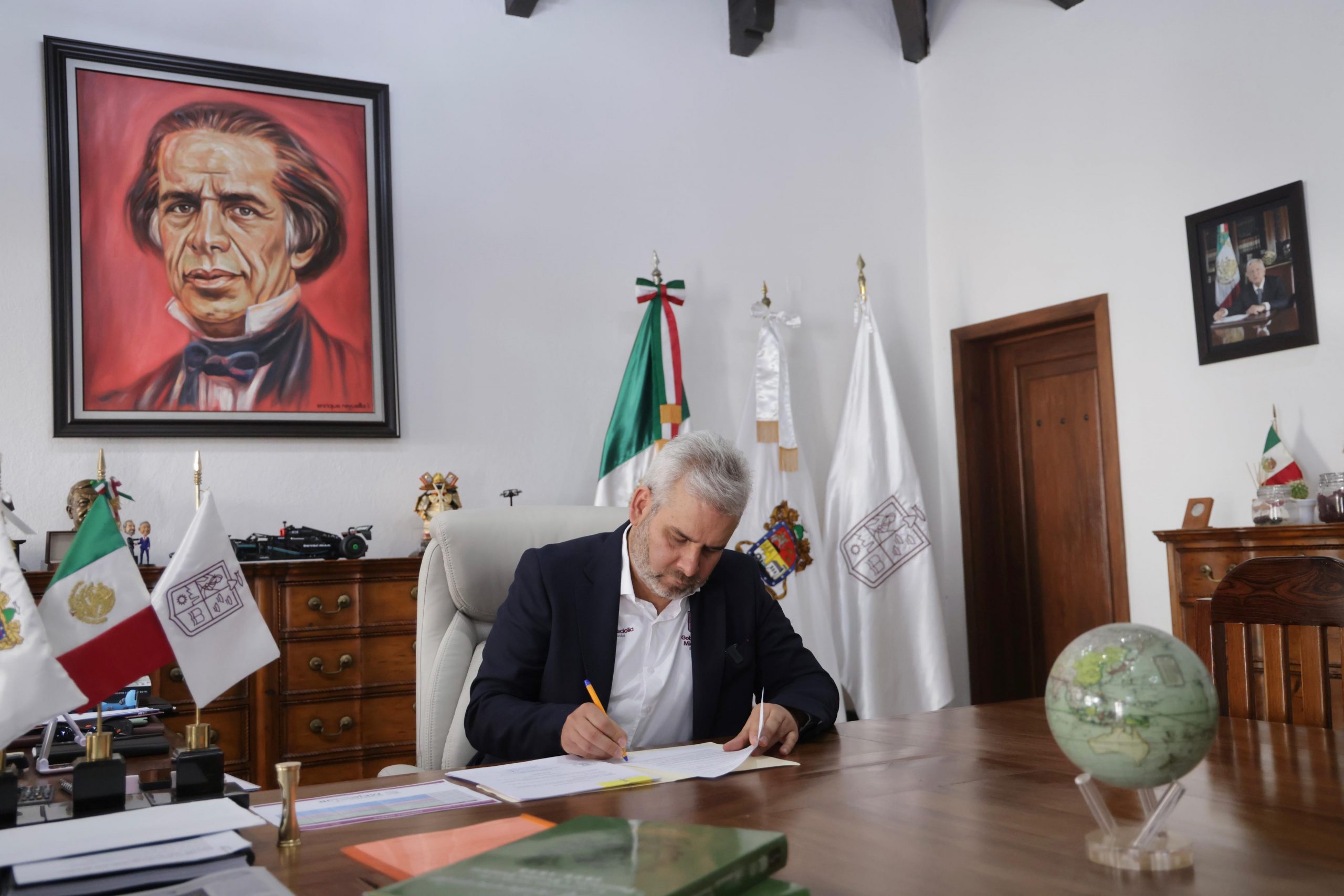 Firma Bedolla decreto que prohíbe espectáculos públicos que promuevan la apología del delito.
