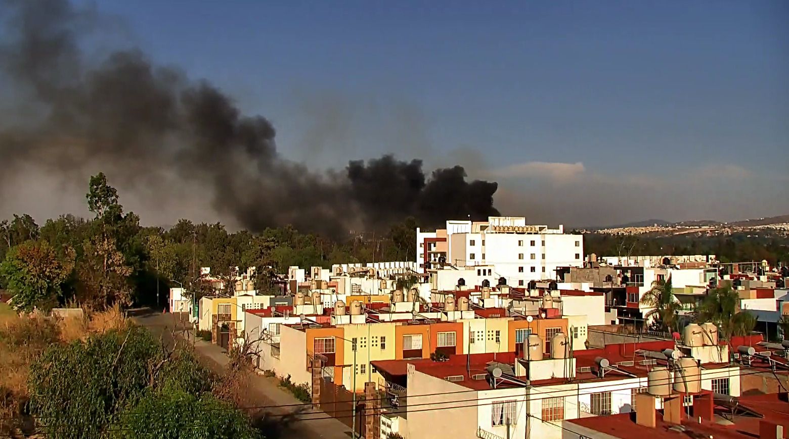 Brigadistas estatales y municipales atienden incendio forestal en Epitacio Huerta.