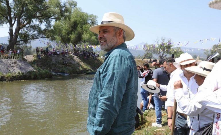 Bedolla da banderazo de primera Regata Nacional de Canotaje en Urandén.