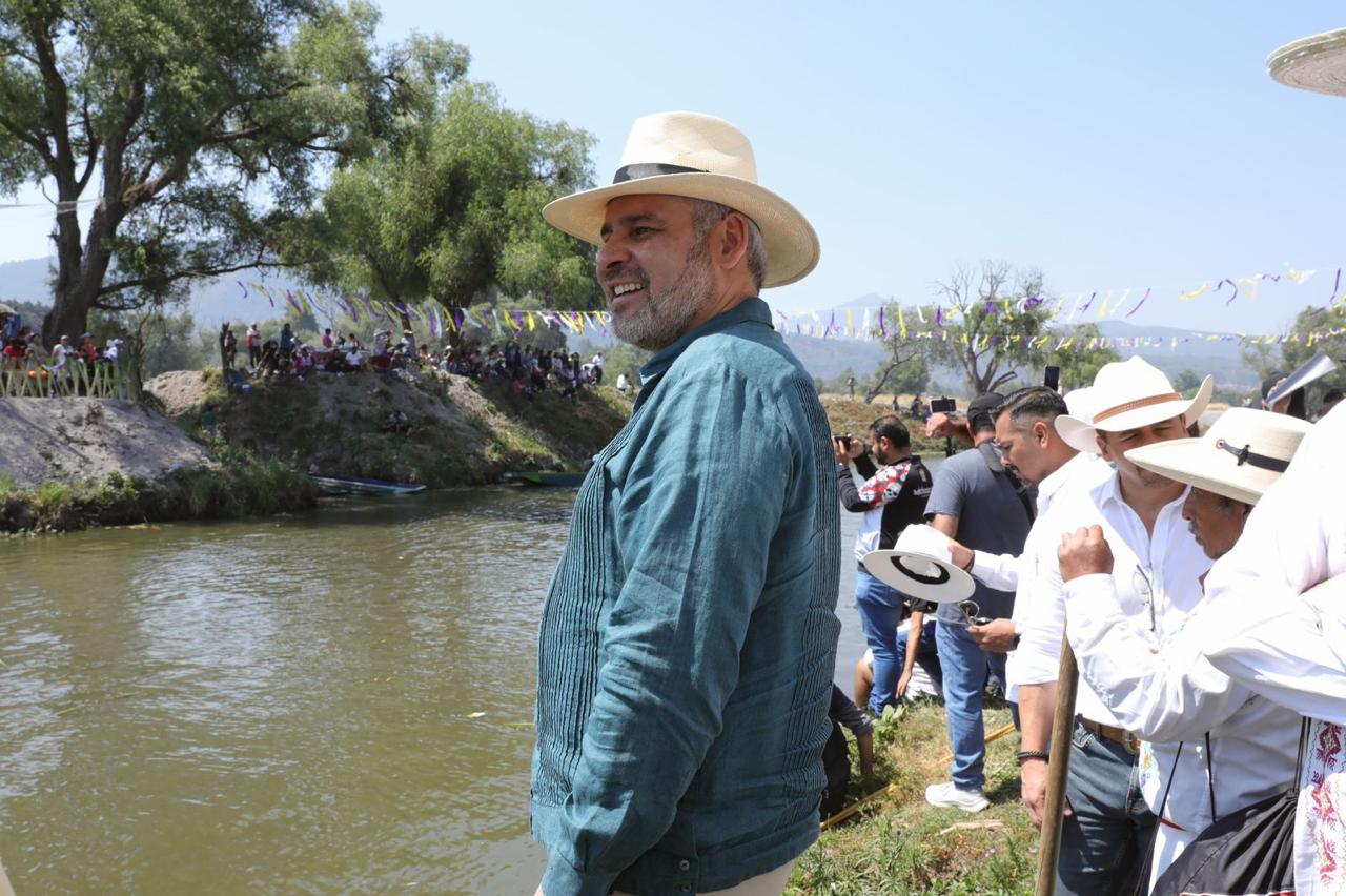 Bedolla da banderazo de primera Regata Nacional de Canotaje en Urandén.