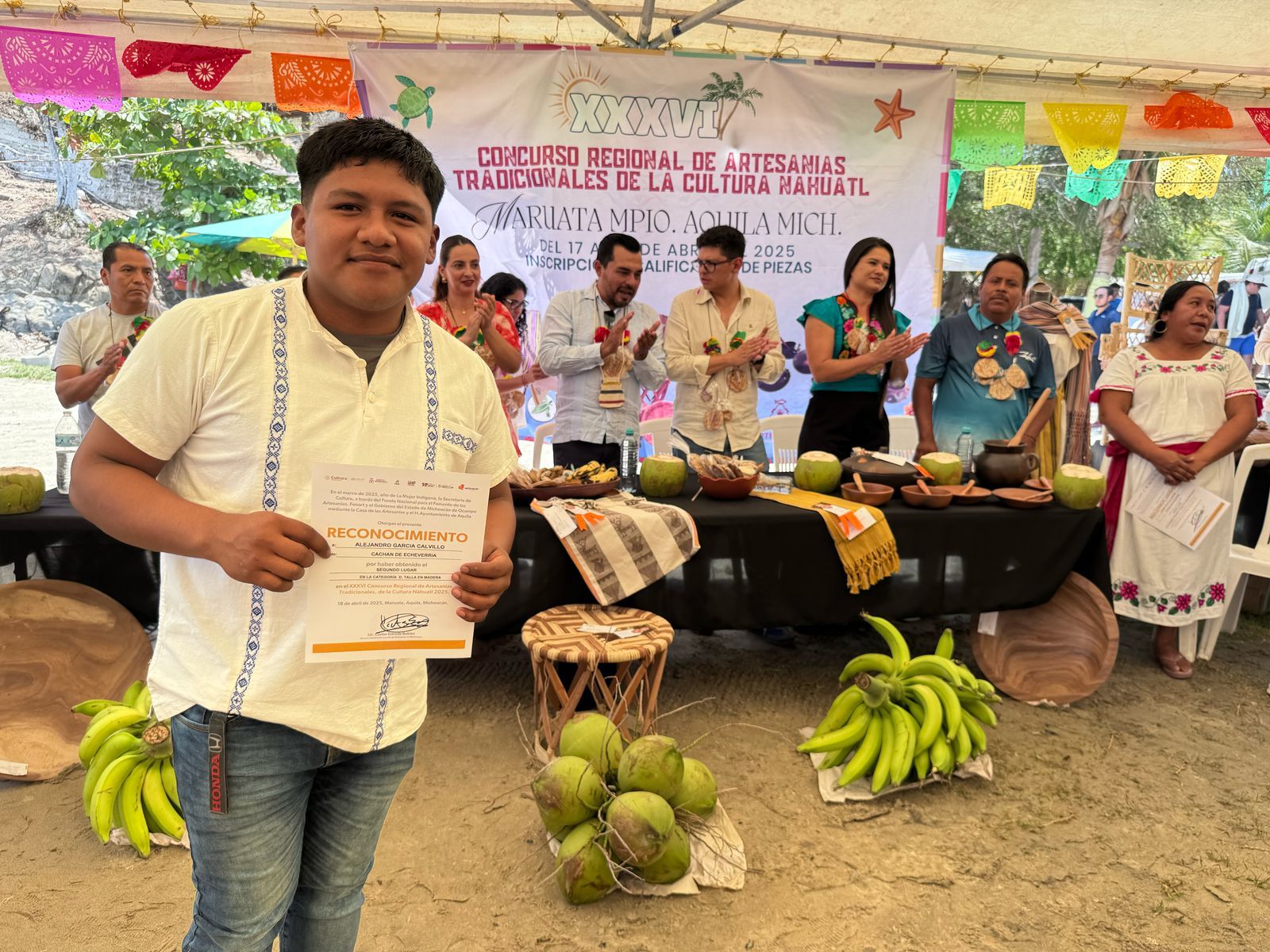 Premian las mejores piezas del Concurso Artesanal de la Cultura Náhuatl.