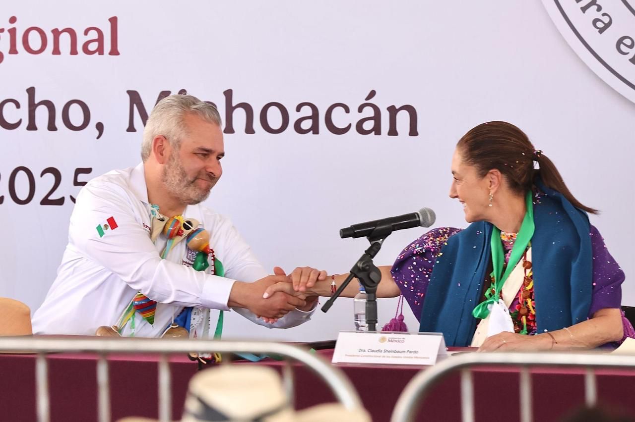 Sheinbaum logrará buen acuerdo para evitar aranceles al jitomate: Bedolla.
