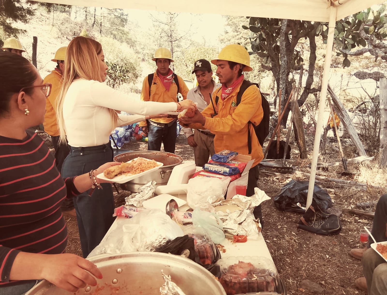 Belinda Hurtado Marín brinda apoyo a brigadistas que combaten incendios forestales en Ciudad Hidalgo
