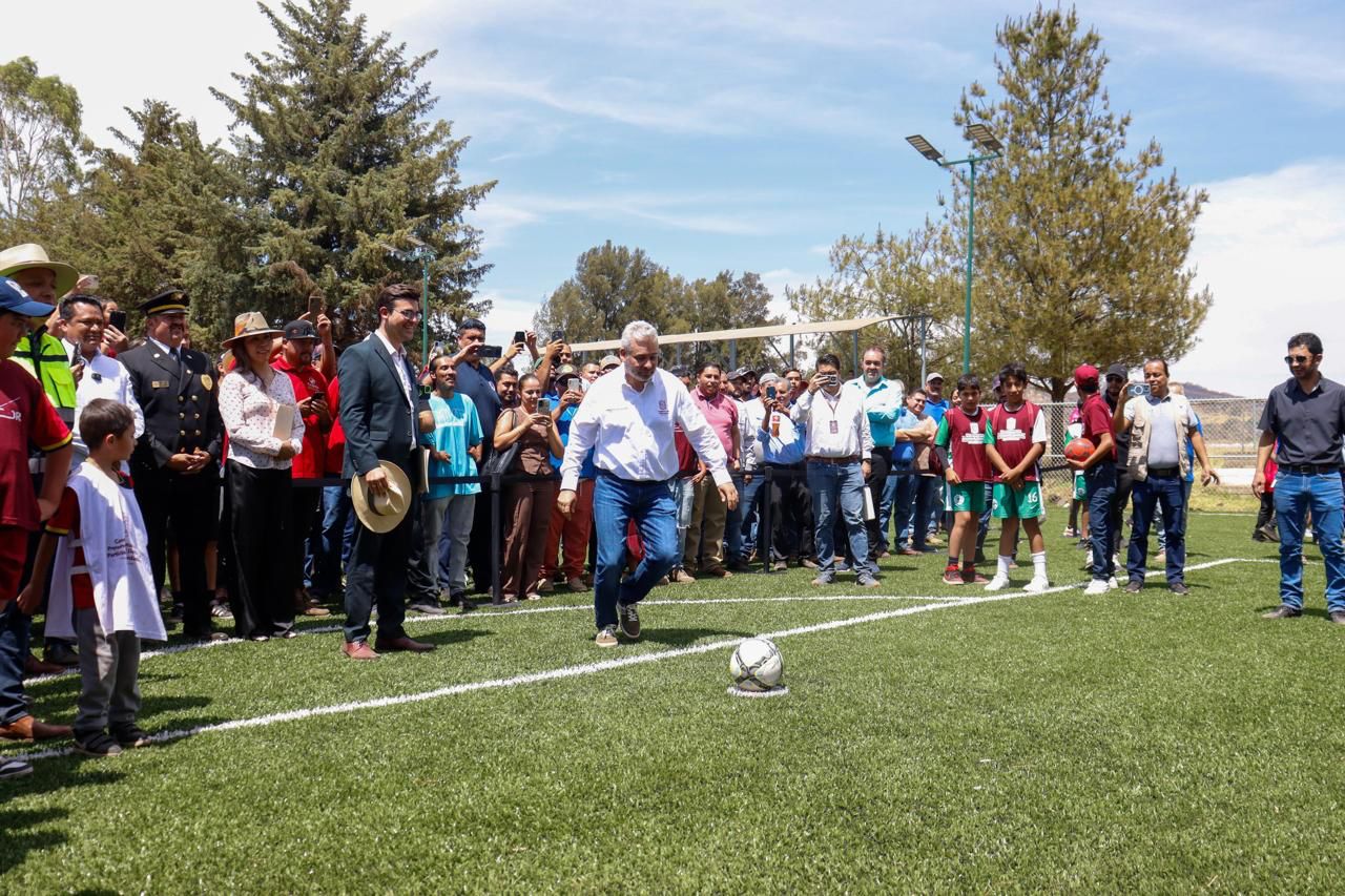 Bedolla entrega cancha de fútbol 7 a habitantes de Purépero.
