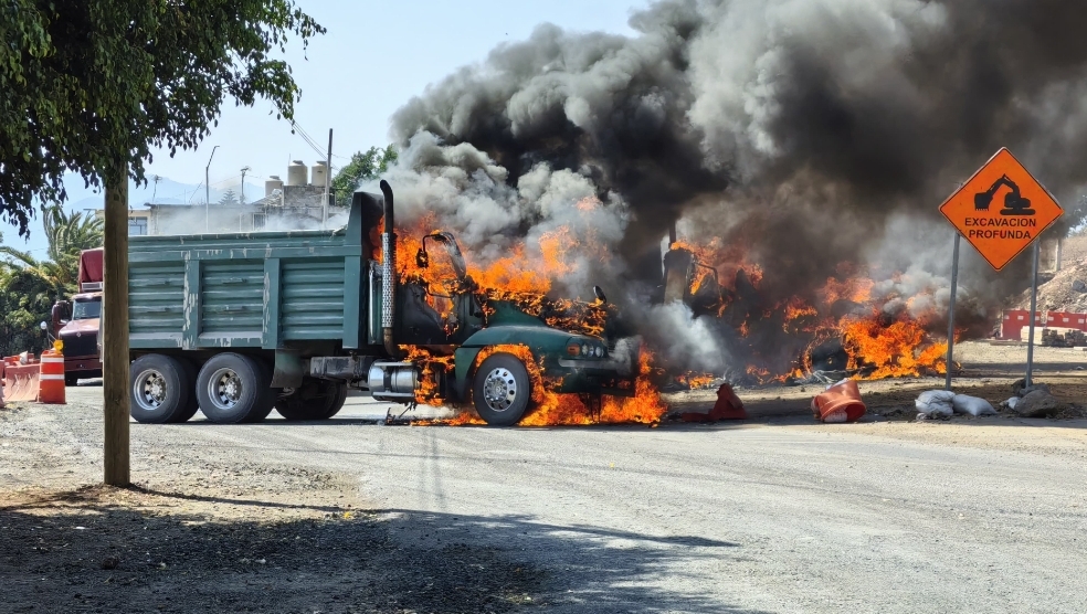 Tensión en Michoacán: Bloqueos y quemas simultáneas en reacción a presunto operativo de fuerzas federales.