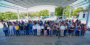 Entrega Gladyz Butanda escrituras a familias de Buenavista