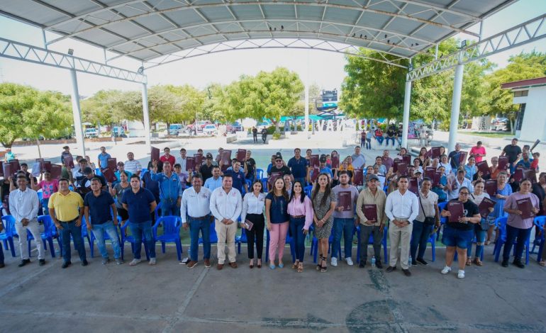 Entrega Gladyz Butanda escrituras a familias de Buenavista