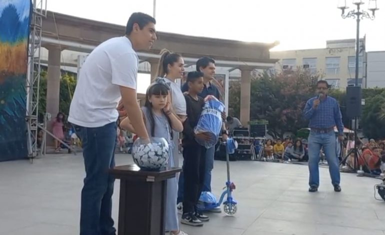 Toño Ixtlahuac acompañado de su hermana la presidenta del DIF municipal Vanessa Ixtlahuac, festejaron el día de la niñez