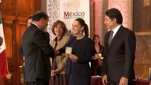 Reconocen a docente michoacano con medalla “Maestro Altamirano” por 40 años de servicio