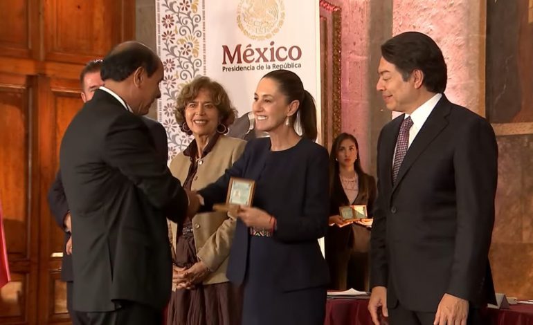Reconocen a docente michoacano con medalla “Maestro Altamirano” por 40 años de servicio