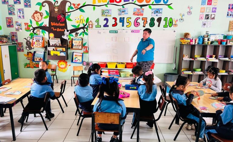 Más de 900 mil estudiantes de educación básica continúan sus actividades escolares: SEE
