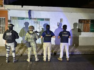En cateo, asegura Fiscalía General inmueble relacionado en conductas ilícitas y detiene a siete personas