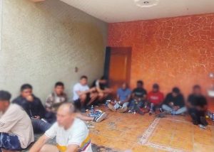 Personal del Ejército detuvo a 12 sicarios colombianos y cinco mexicanos, en una casa de seguridad del municipio michoacano de Los Reyes