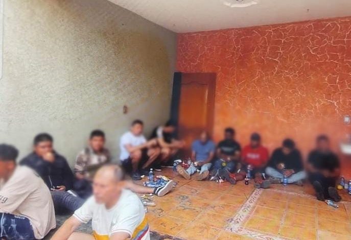 Personal del Ejército detuvo a 12 sicarios colombianos y cinco mexicanos, en una casa de seguridad del municipio michoacano de Los Reyes