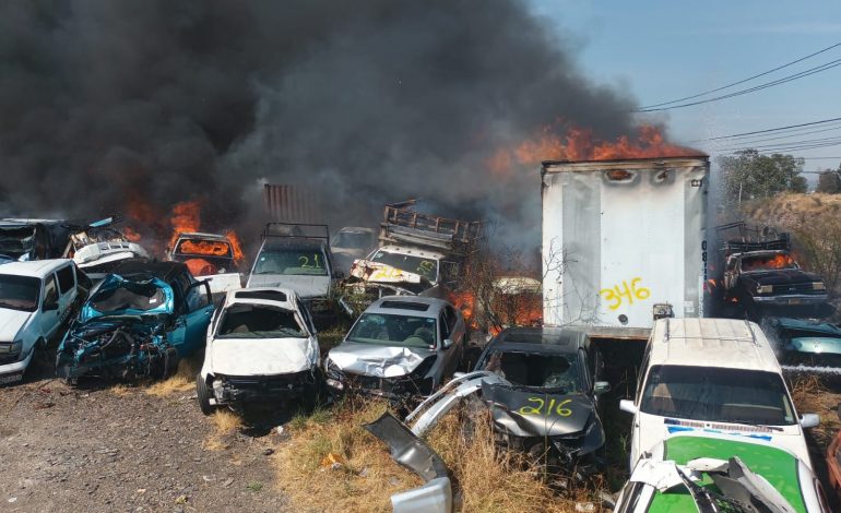 PC Estatal atiende incendio en negocio de grúas en Tarímbaro