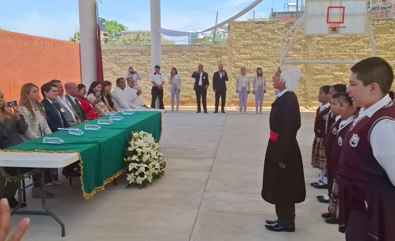 Toño Ixtláhuac encabeza el aniversario 272 del natalicio de Don Miguel Hidalgo en la escuela que lleva el nombre del padre de la patria.