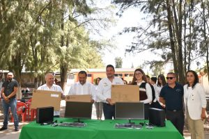 Equipan laboratorio de cómputo del Cecytem Puruándiro