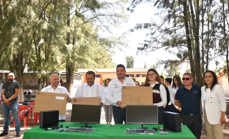Equipan laboratorio de cómputo del Cecytem Puruándiro