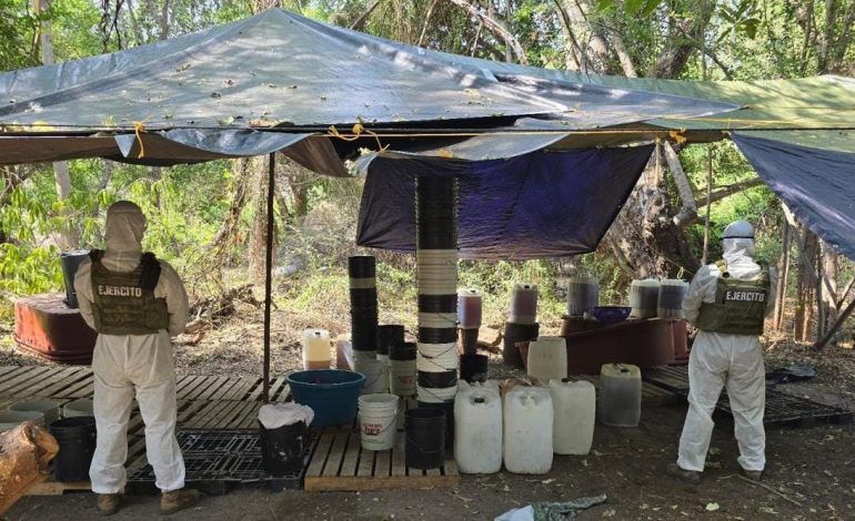 Elementos del Ejército Mexicano localizaron y desmantelaron un mega-narcolaboratorio en el municipio de Tepalcatepec