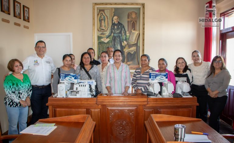 Jeovana Alcántar, entregó en comodato maquinaria y herramientas a mujeres emprendedoras de la Localidad de San Bartolo